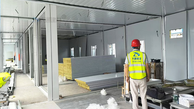 工地集裝箱房安裝-深圳工地辦公區集裝箱房屋<